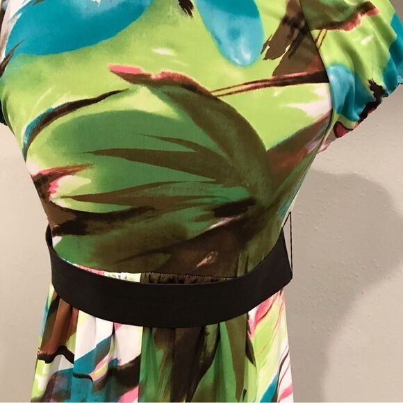 Short sleeve floral dress with belt - Picture 11 of 13